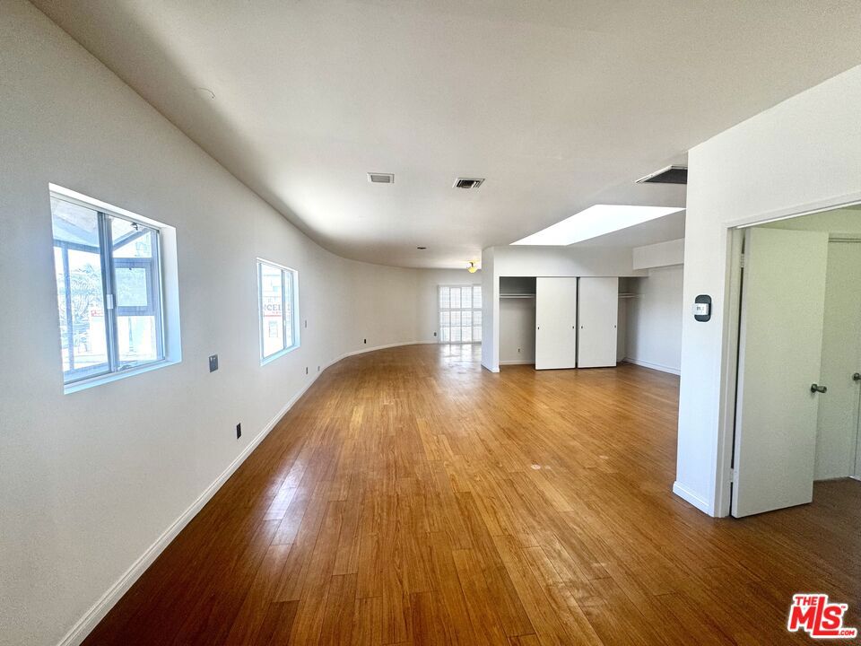 10626 1/2 Magnolia Boulevard Property Photo 11