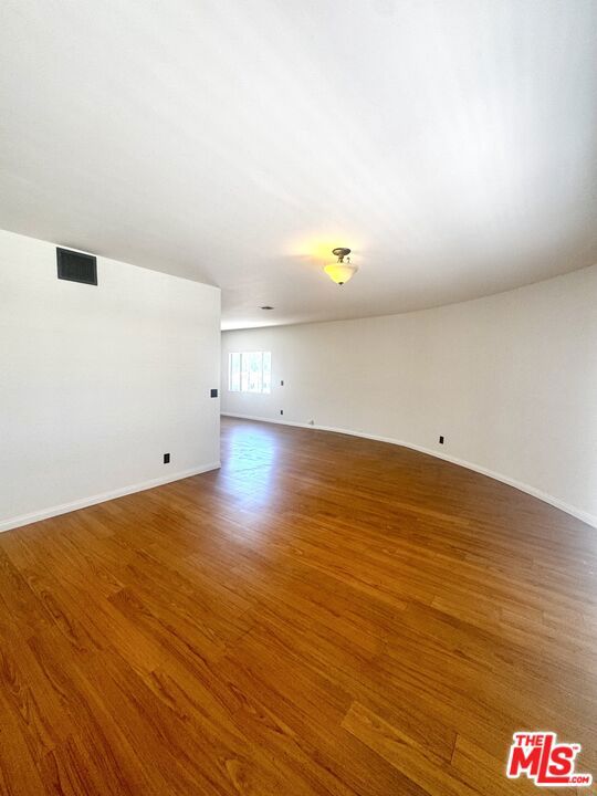 10626 1/2 Magnolia Boulevard Property Photo 14