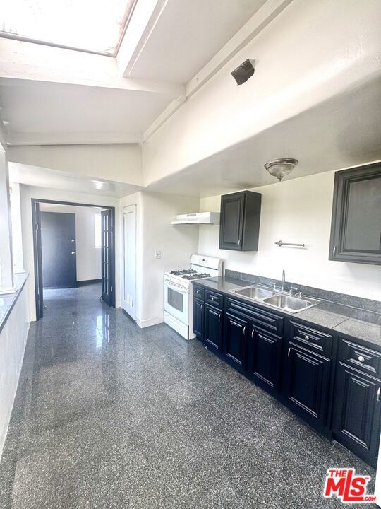 10626 1/2 Magnolia Boulevard Property Photo 15