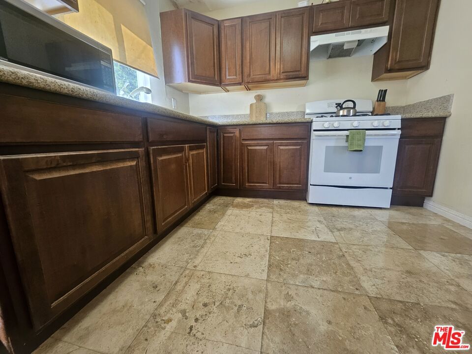 1738 W 66th Street Property Photo 7