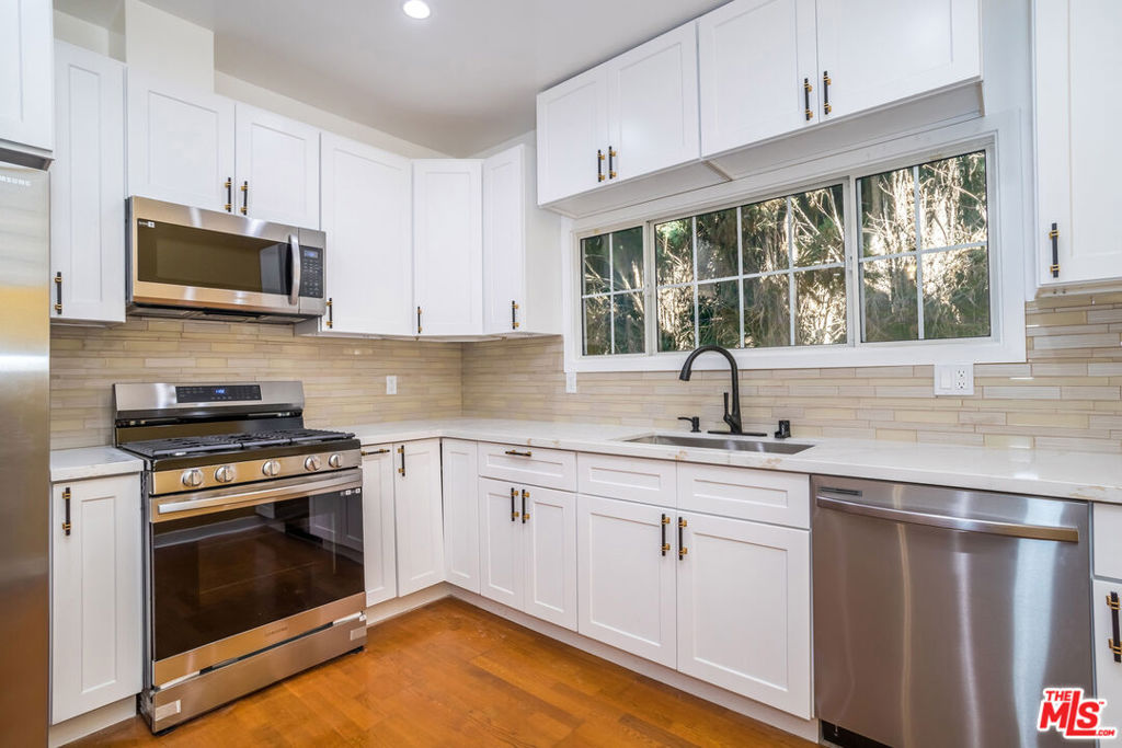 152 S Wetherly Drive Property Photo 8