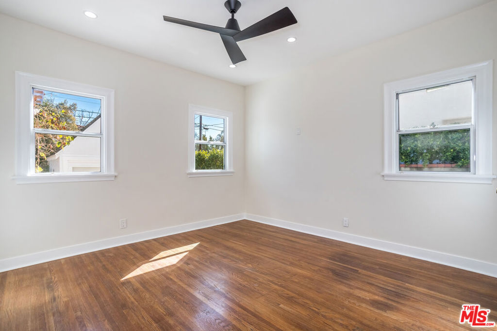 152 S Wetherly Drive Property Photo 12