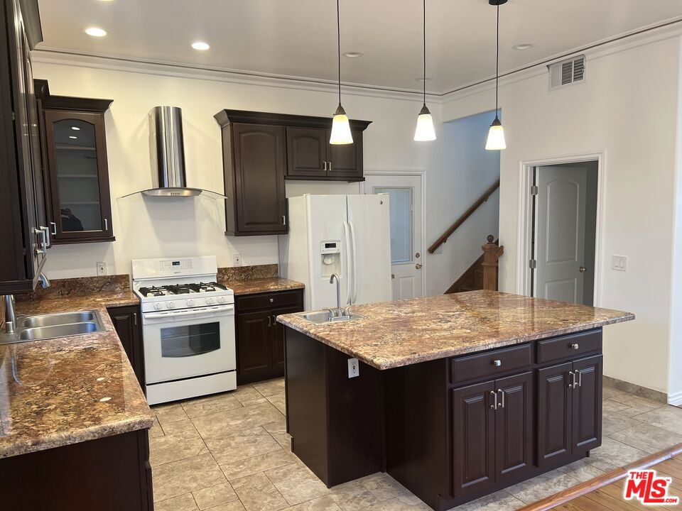 4626 Noble Avenue Property Photo 5