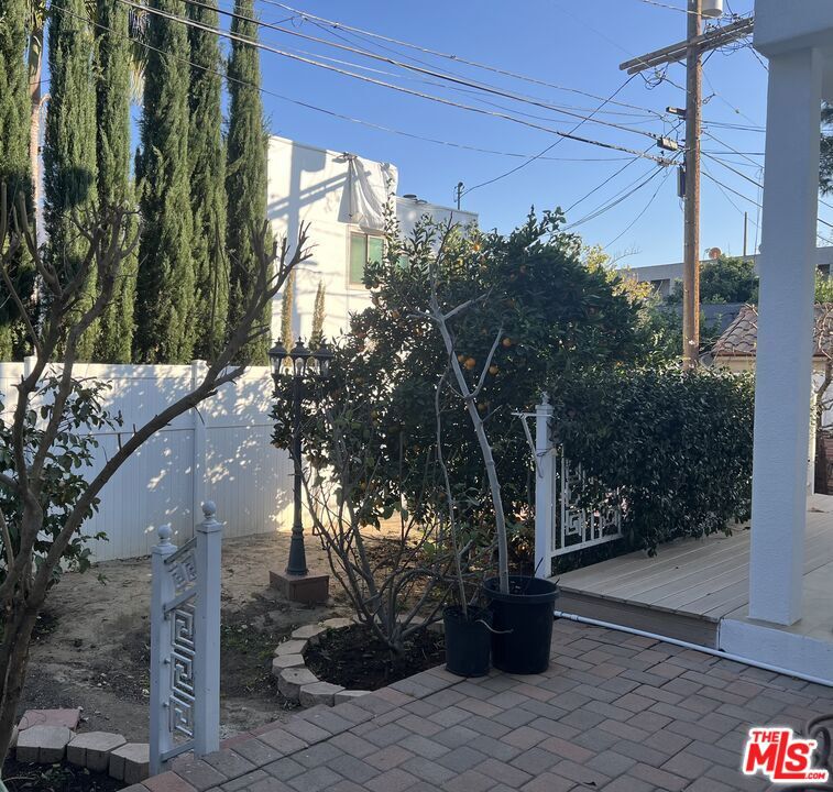 4626 Noble Avenue Property Photo 7