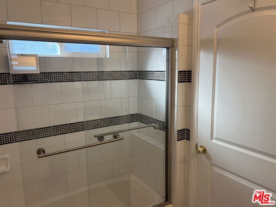 4626 Noble Avenue Property Photo 9