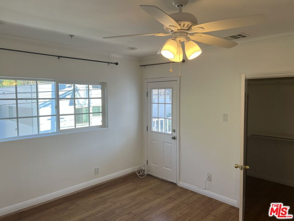 4626 Noble Avenue Property Photo 13