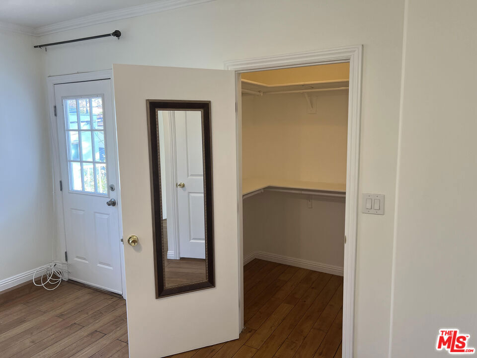 4626 Noble Avenue Property Photo 14