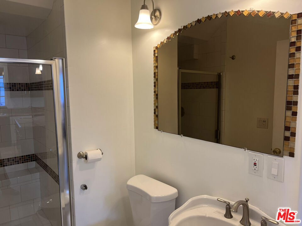 4626 Noble Avenue Property Photo 16