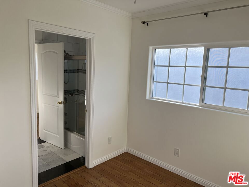 4626 Noble Avenue Property Photo 17