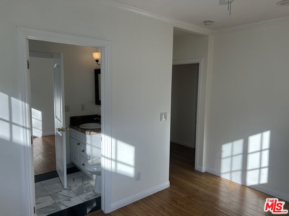 4626 Noble Avenue Property Photo 18