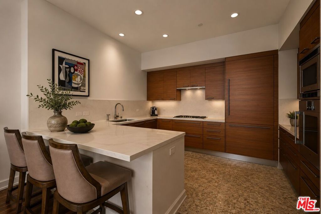 900 W Olympic Boulevard 29h Property Photo 3