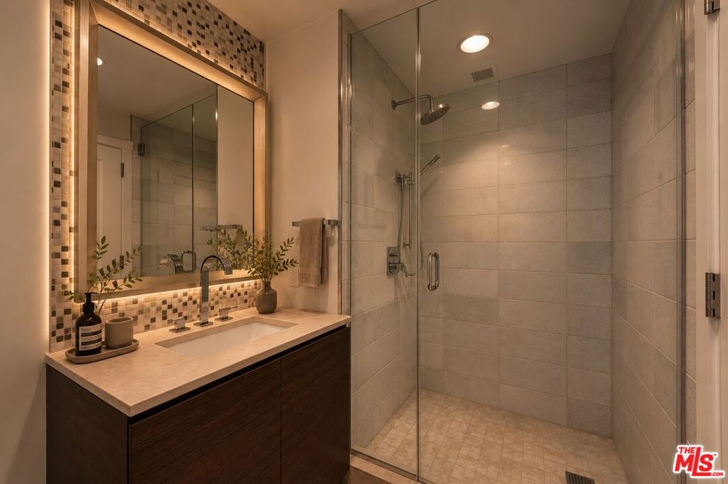900 W Olympic Boulevard 29h Property Photo 9