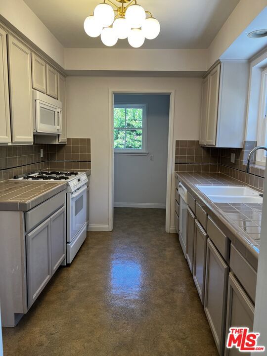 130 S Bowling Green Way 134 Property Photo 3
