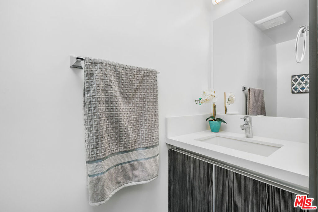 5066 Romaine Street Property Photo 4