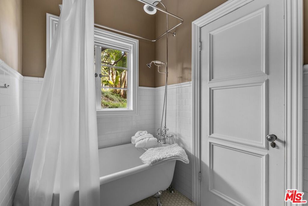 2856 Glendower Avenue Property Photo 16