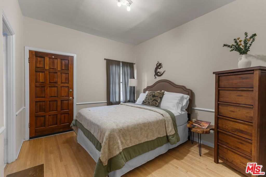 2856 Glendower Avenue Property Photo 17