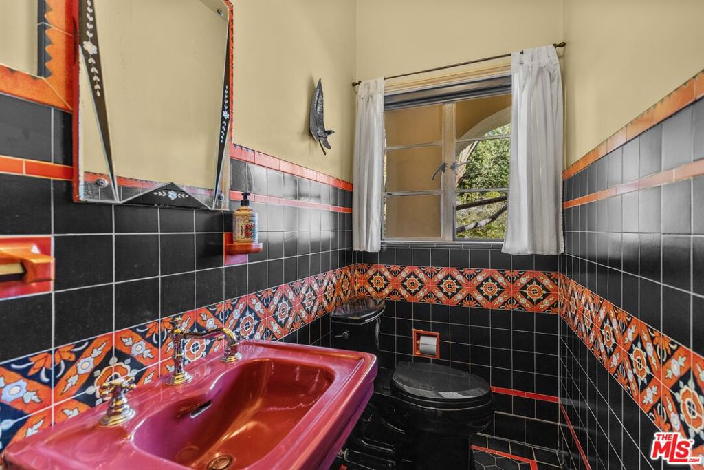 2856 Glendower Avenue Property Photo 18