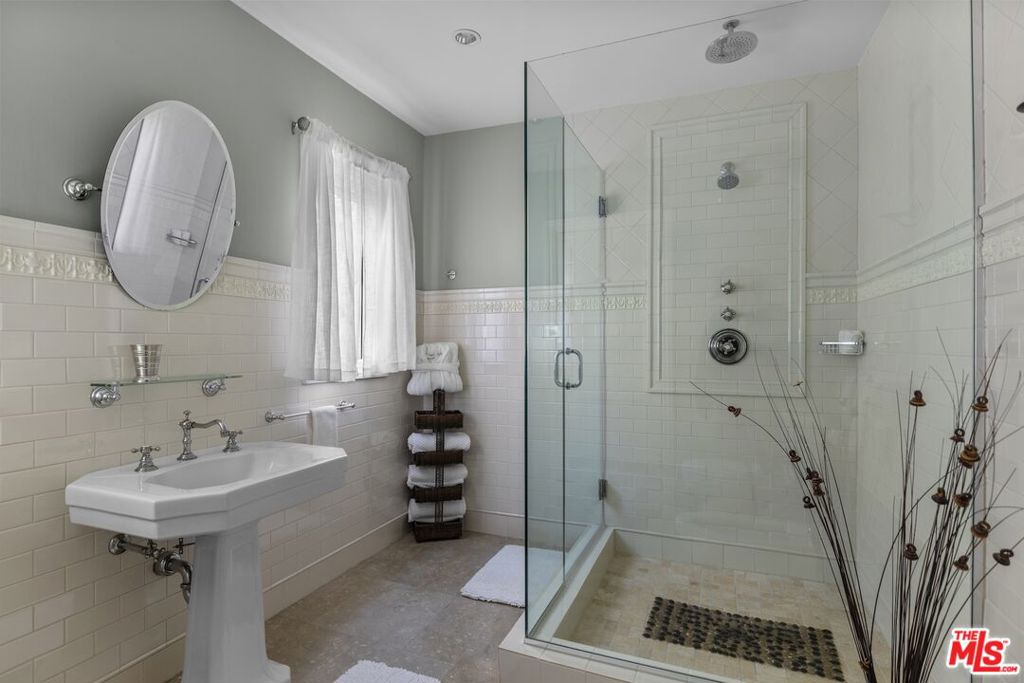 2856 Glendower Avenue Property Photo 23