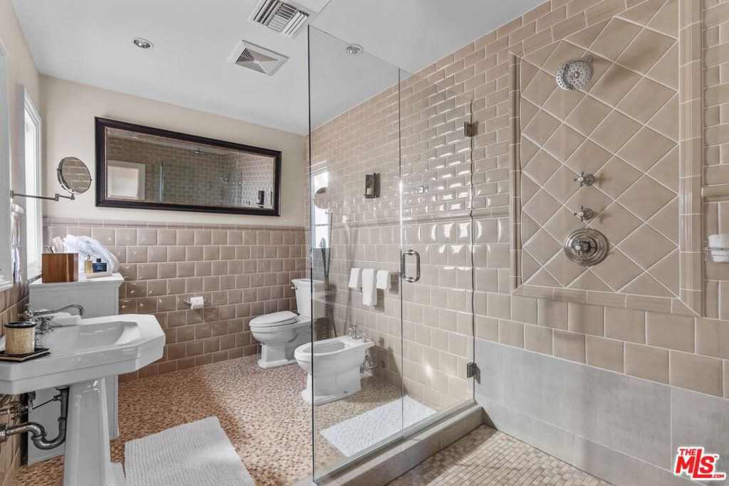 2856 Glendower Avenue Property Photo 25