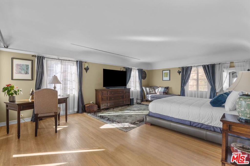 2856 Glendower Avenue Property Photo 28