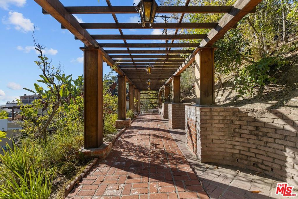 2856 Glendower Avenue Property Photo 40