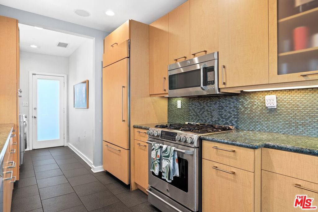 825 S Stanley Avenue Property Photo 15
