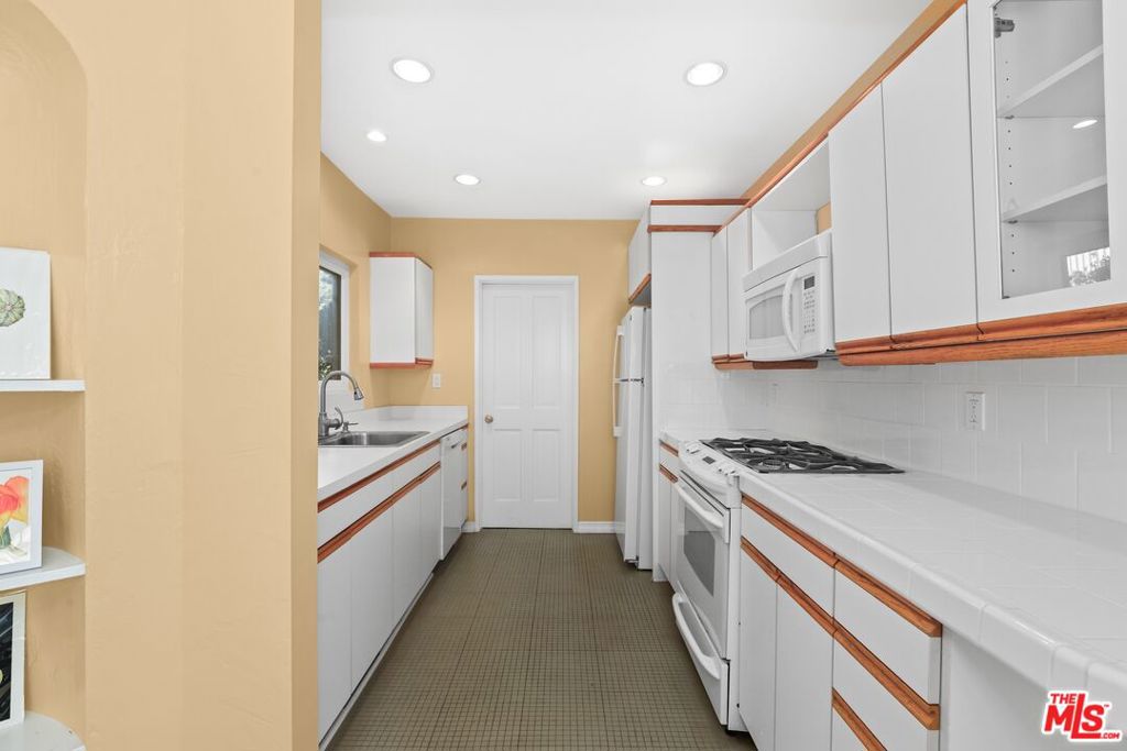 825 S Stanley Avenue Property Photo 32