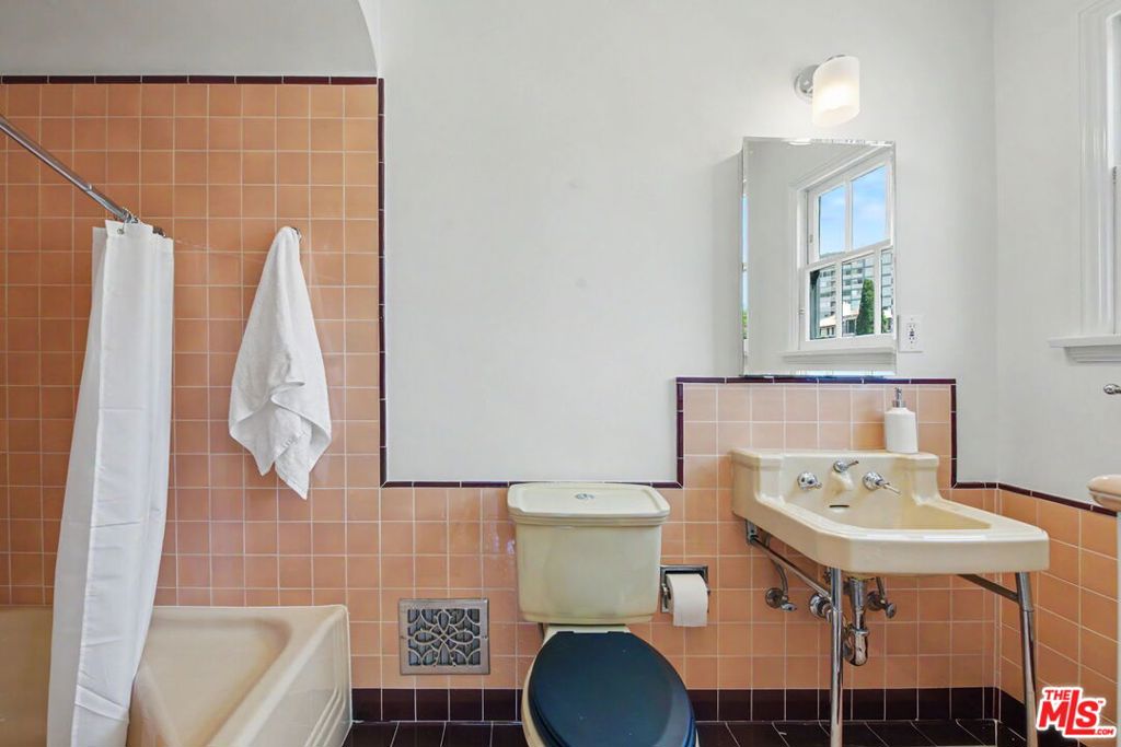 10798 Weyburn Avenue Property Photo 12
