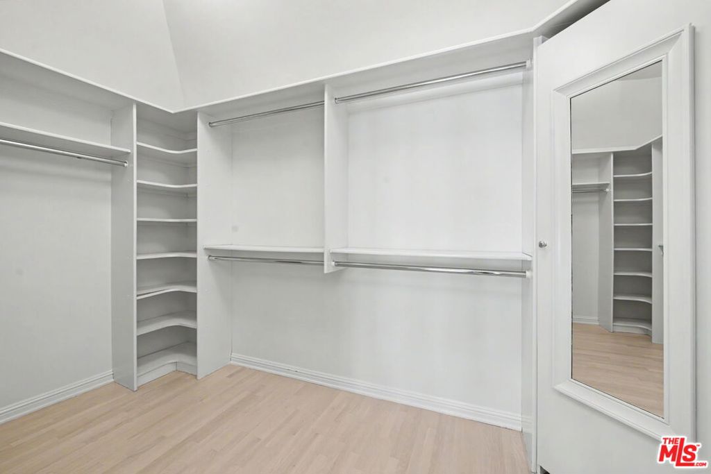 10798 Weyburn Avenue Property Photo 27