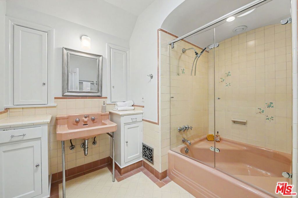10798 Weyburn Avenue Property Photo 28