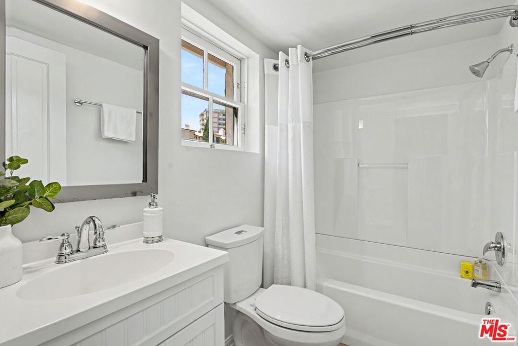 10798 Weyburn Avenue Property Photo 37