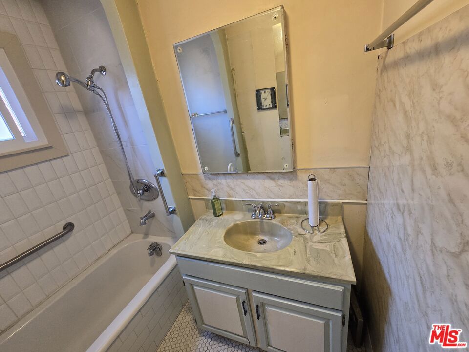 1706 W 65th Place Property Photo 13