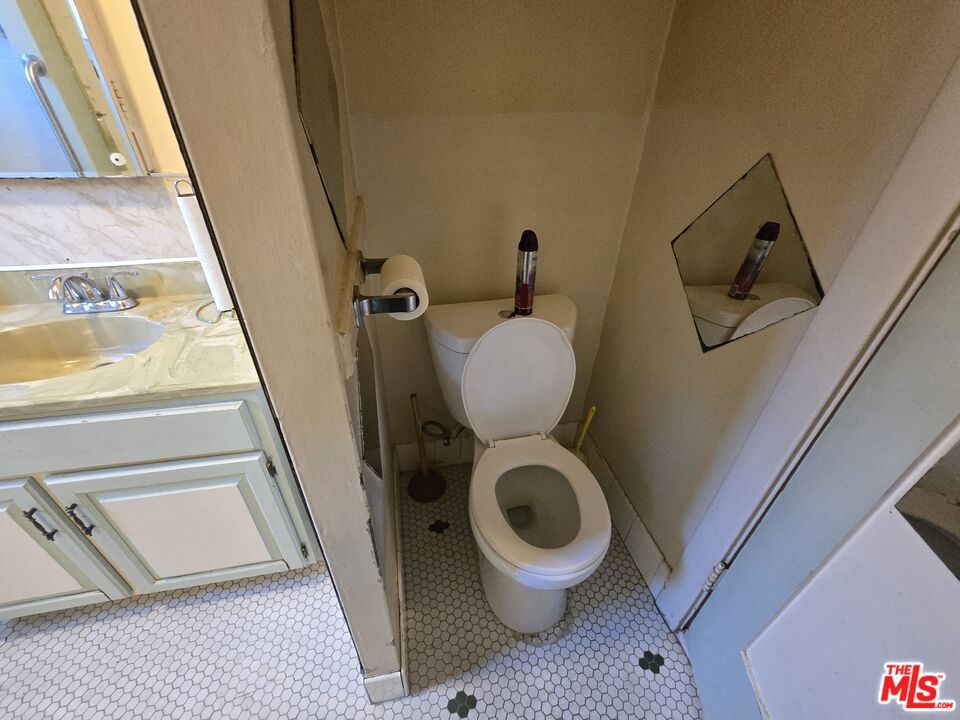 1706 W 65th Place Property Photo 14