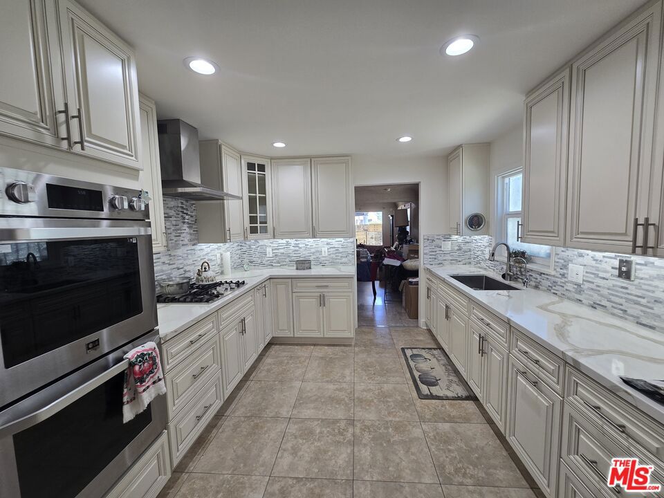 1706 W 65th Place Property Photo 17