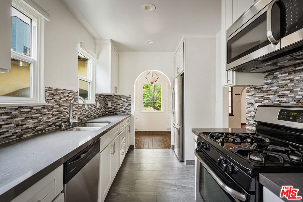 844 S Curson Avenue Property Photo 15