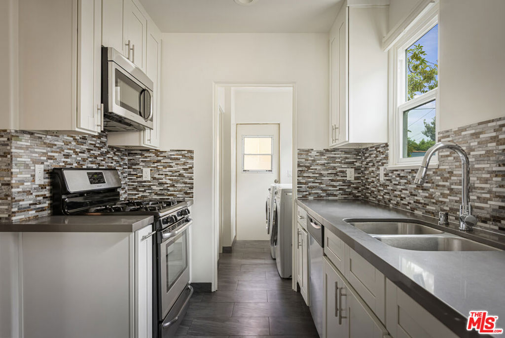 844 S Curson Avenue Property Photo 16