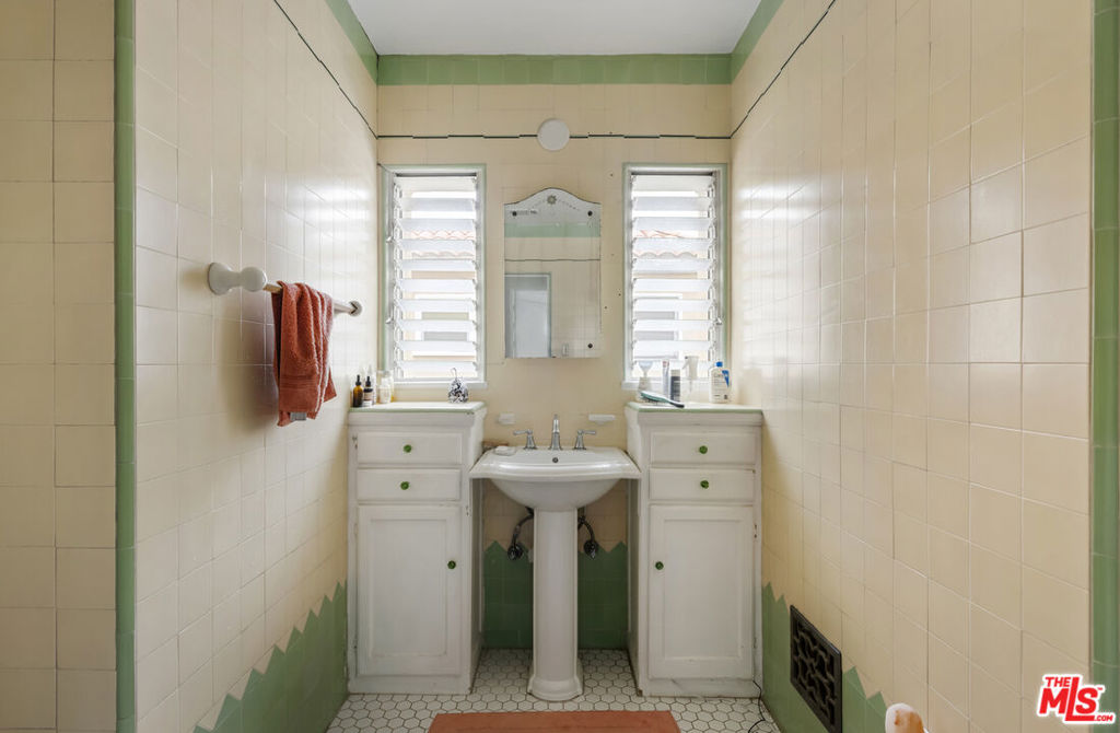 844 S Curson Avenue Property Photo 46