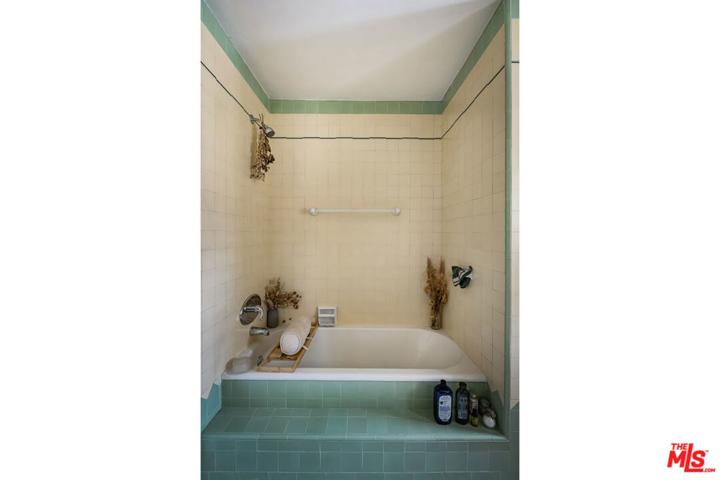 844 S Curson Avenue Property Photo 48