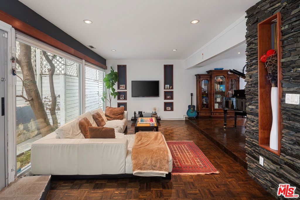 2807 Pacific Avenue Property Photo 4