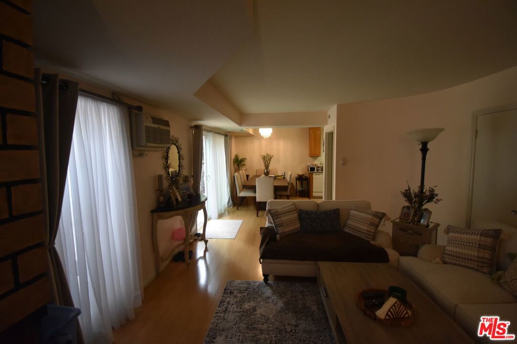 1320 N Columbus Avenue Property Photo 9
