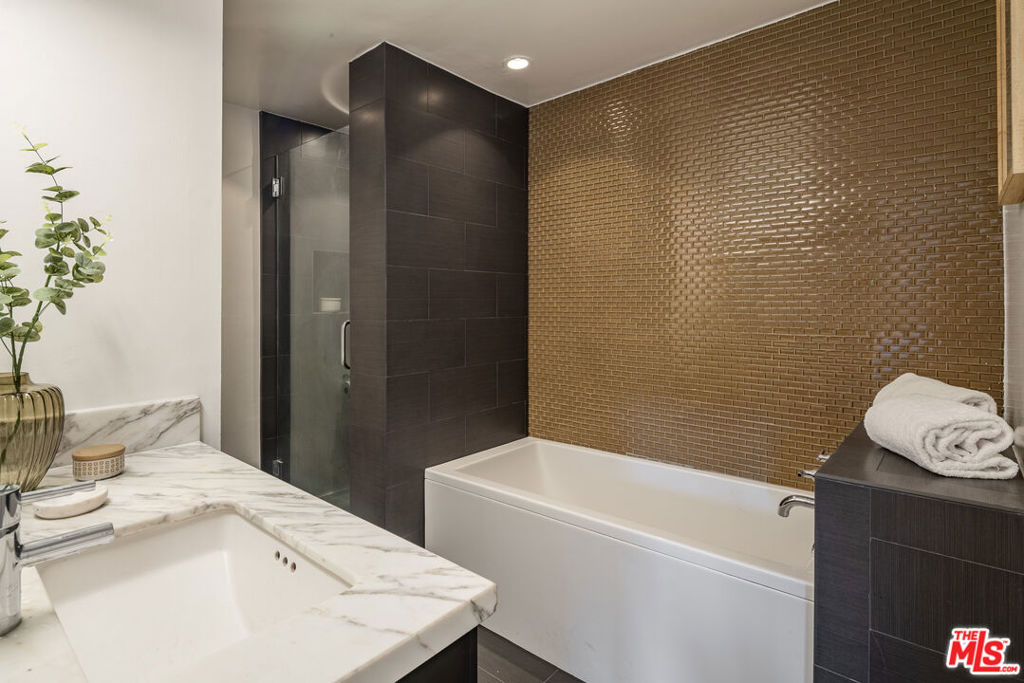 838 N Doheny Drive 1204 Property Photo 17