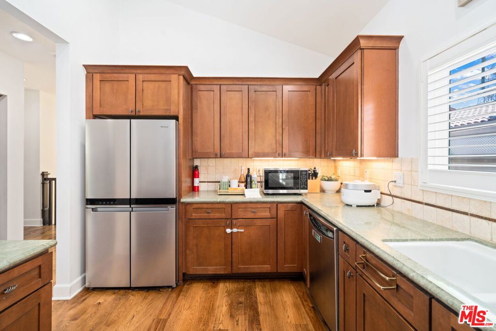 2516 Gates Avenue B Property Photo 9