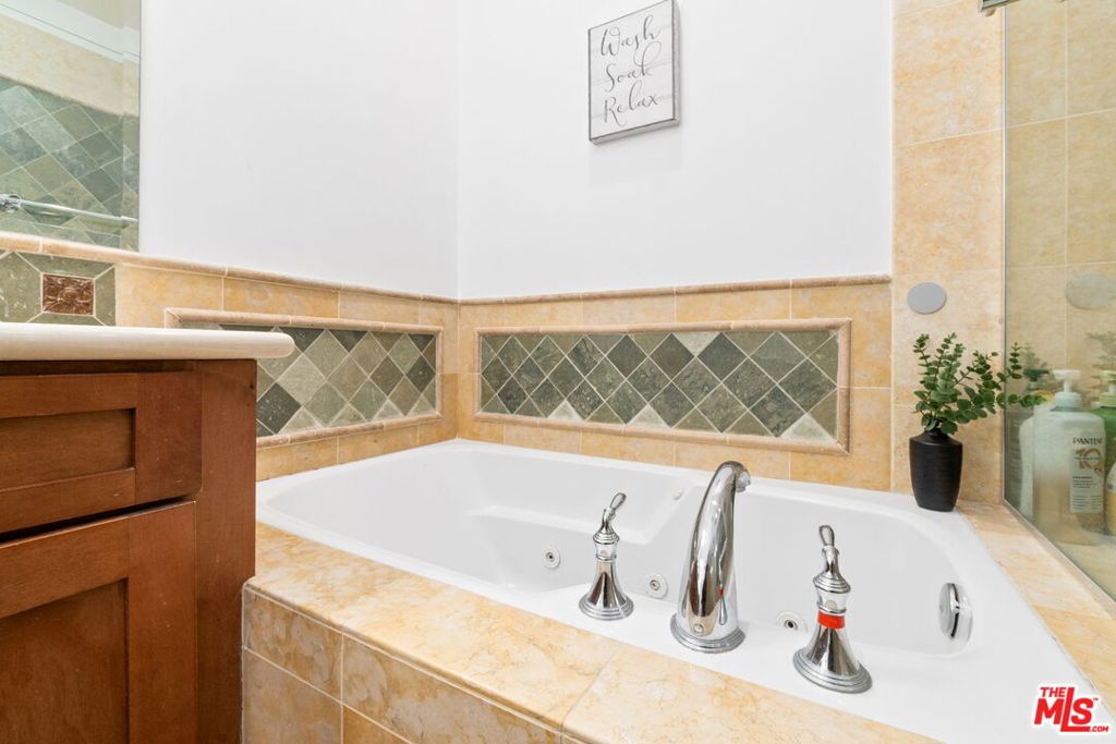 2516 Gates Avenue B Property Photo 15