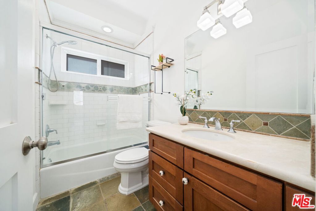 2516 Gates Avenue B Property Photo 25