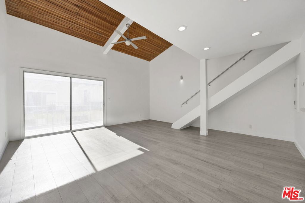 5460 White Oak Avenue G305 Property Photo 6