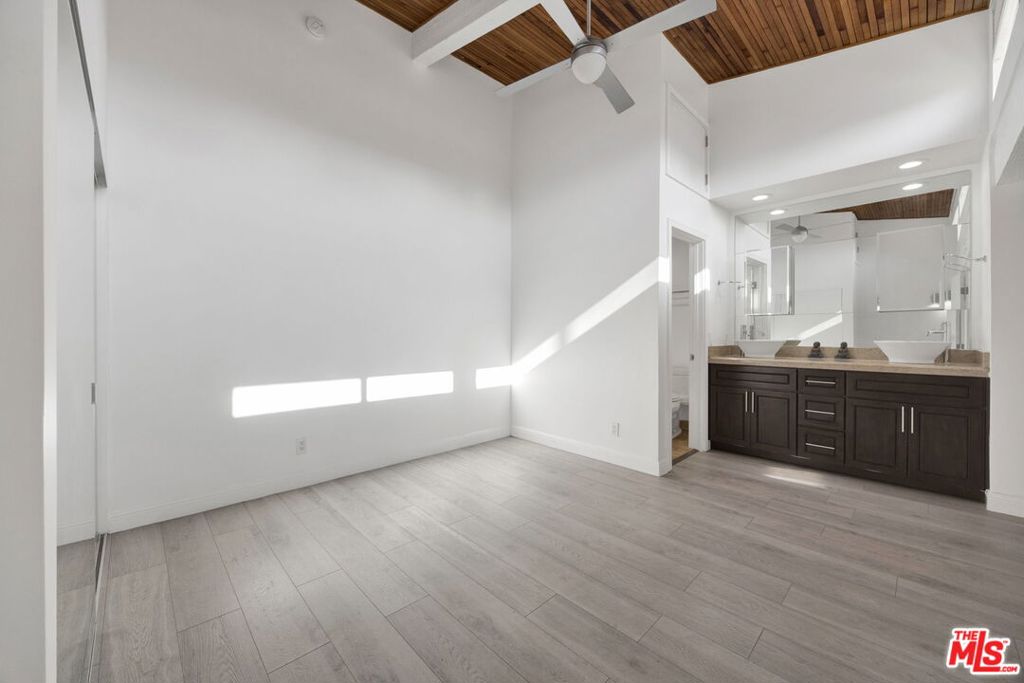 5460 White Oak Avenue G305 Property Photo 12