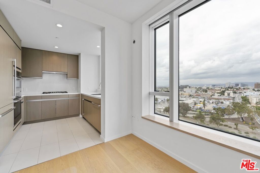 889 Francisco Street 1508 Property Photo 10