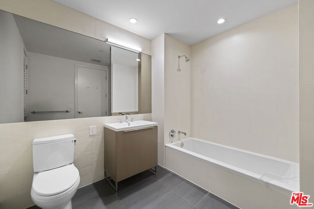 889 Francisco Street 1508 Property Photo 13