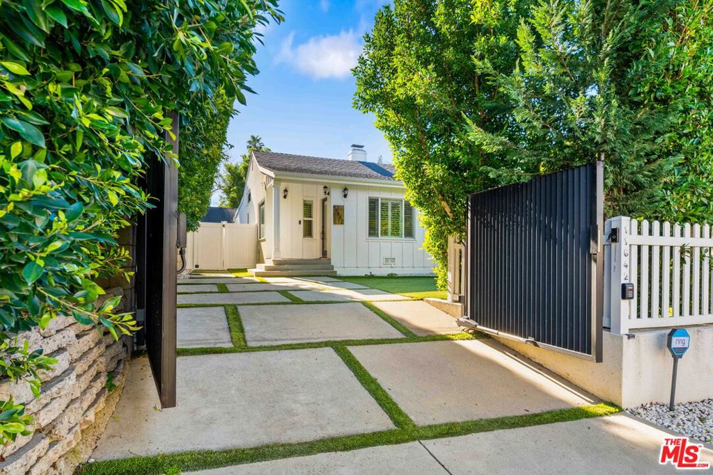 11642 Acama Street Property Photo 3