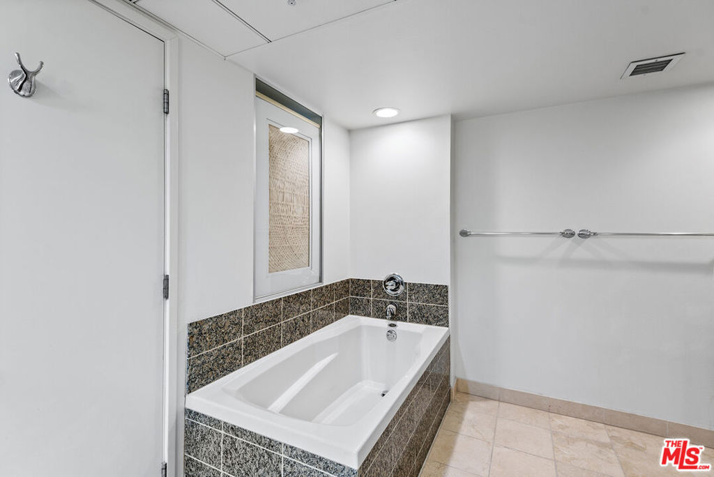 13700 Marina Pointe Drive 1520 Property Photo 15